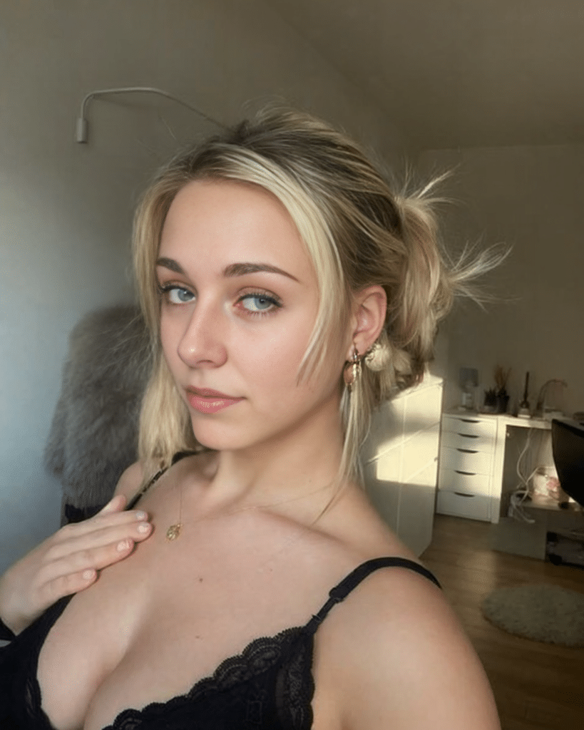 Elly Bedroom Selfie - 1